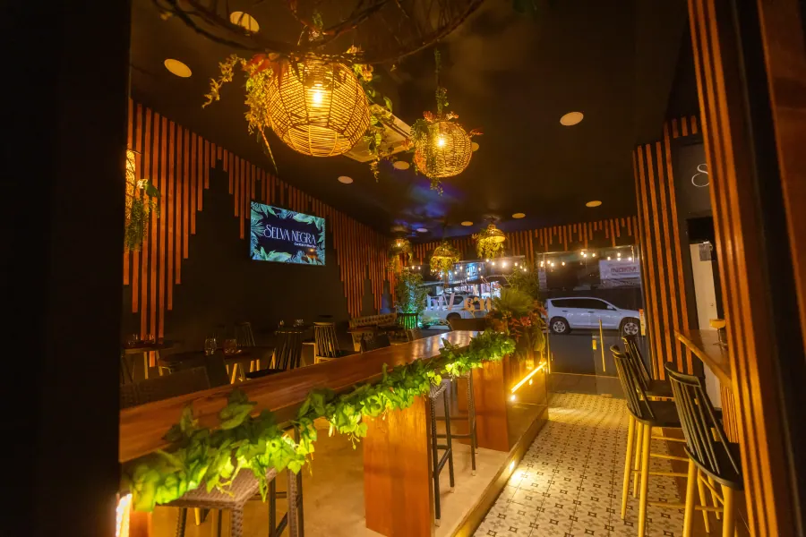 Interior de Selva Negra, speakeasy